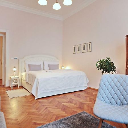 Apartment In The Heart Of Прага Екстериор снимка