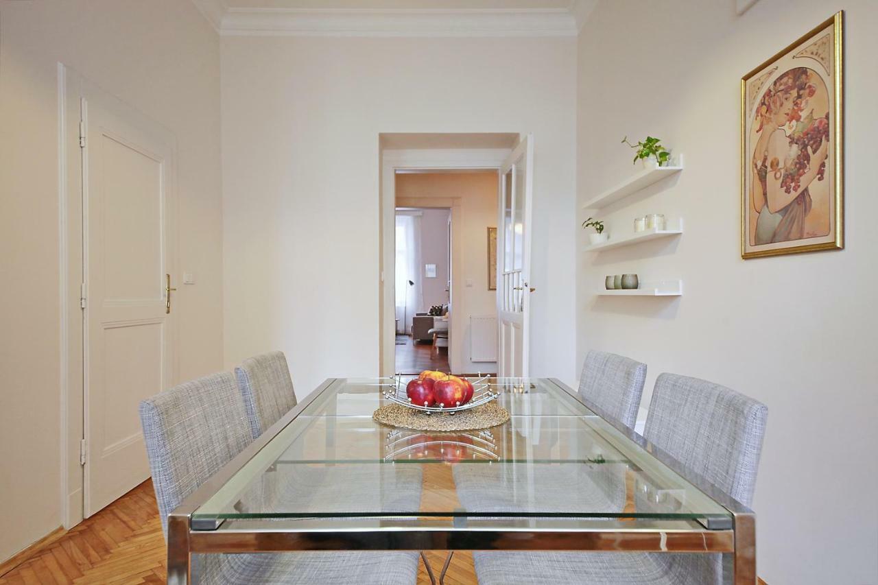 Apartment In The Heart Of Прага Екстериор снимка